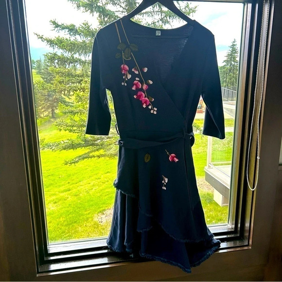 H.J.W Huang Jin Wu beautiful ruffled navy dress M with flower stitches thick! - Picture 6 of 10
